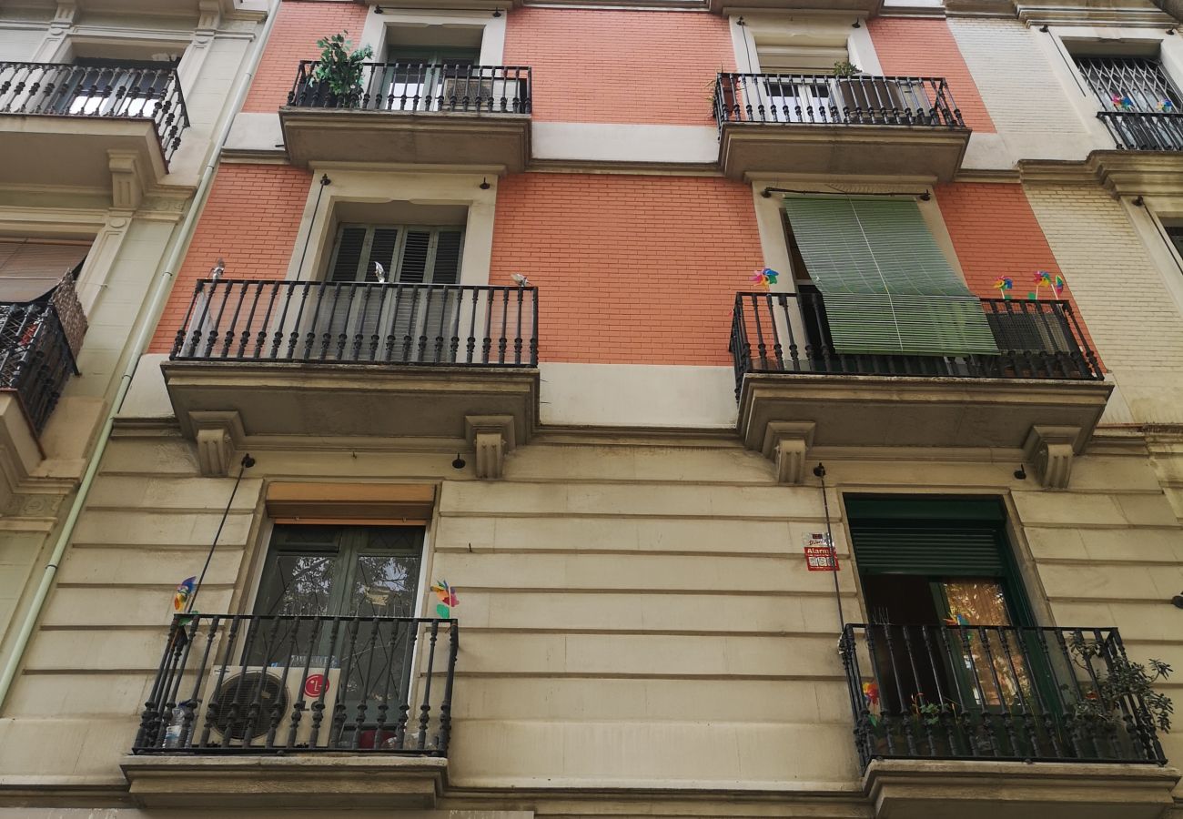 Apartamento en Barcelona - SANT ANTONI, piso bonito, tranquilo y muy bien situado en Barcelona centro.