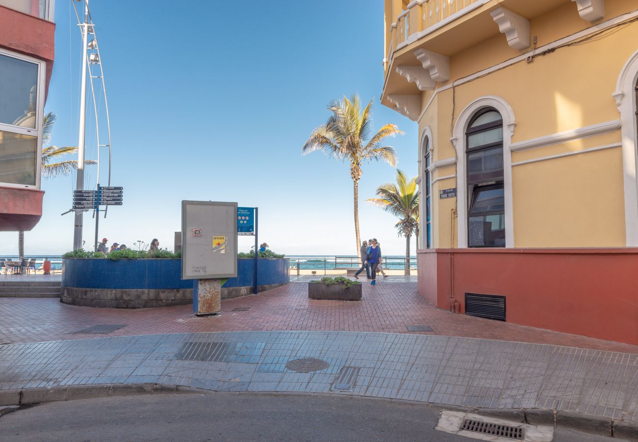 Estudio en Las Palmas de Gran Canaria - Studio en la Playa de las Canteras by Lightbooking