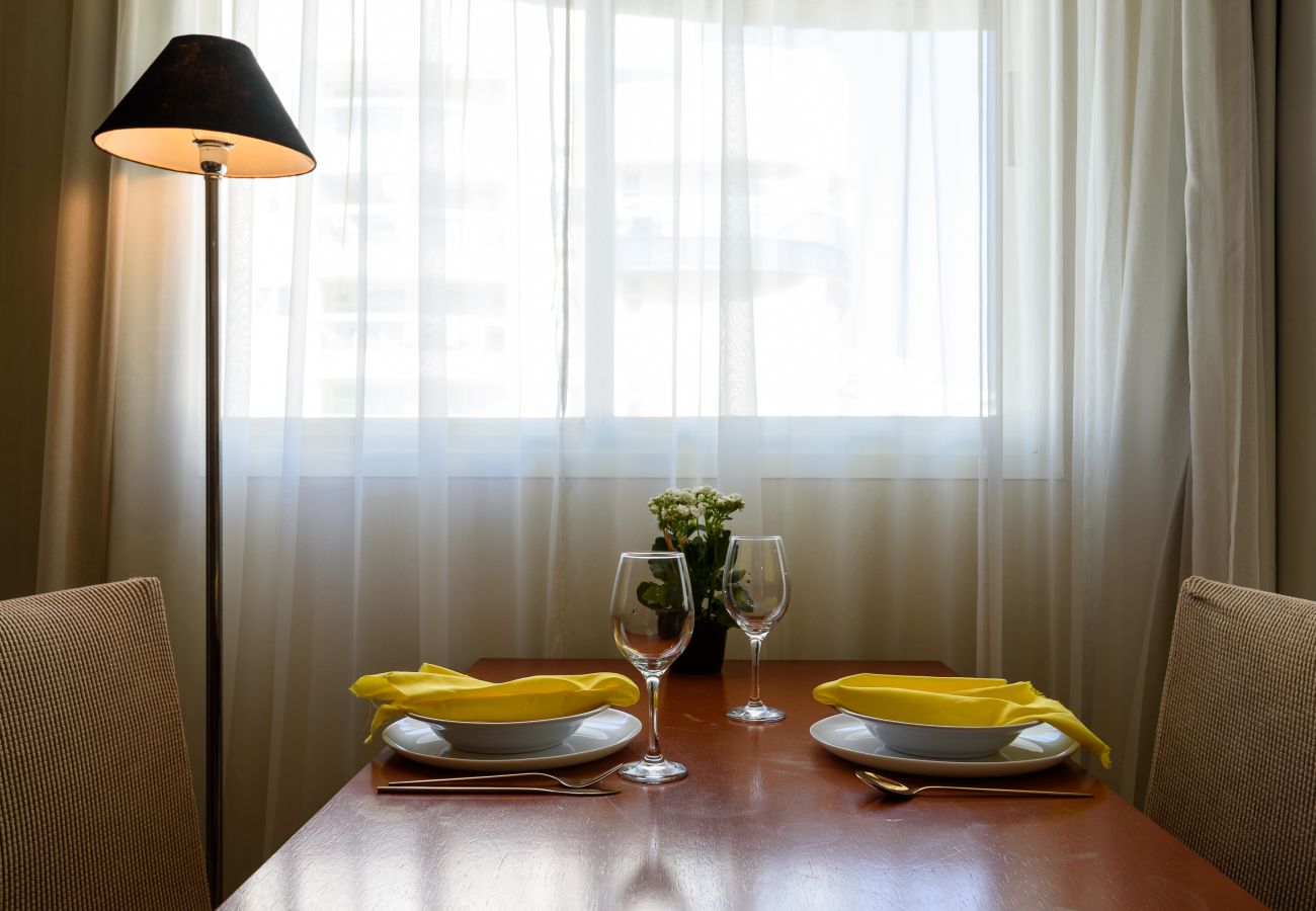 Área de comedor con mesa para comidas.