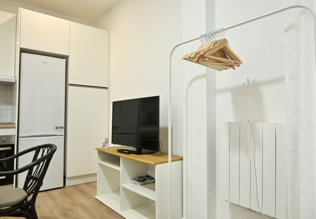 Estudio en Madrid - Encantador Estudio con Cama Doble y Sofá Cama, Patio Compartido MPE35H