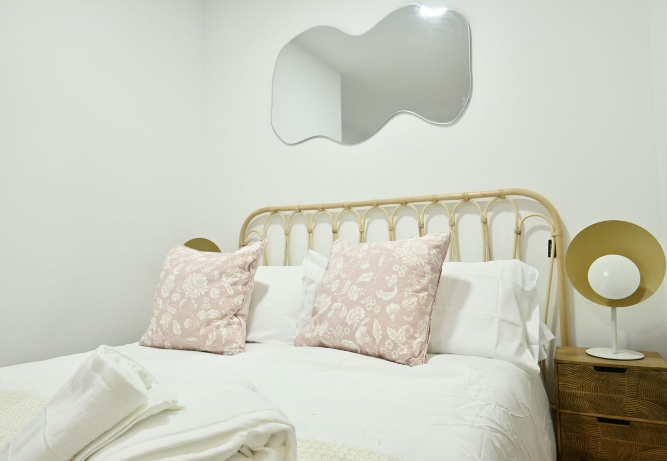 Estudio en Madrid - Encantador Estudio con Cama Doble y Sofá Cama, Patio Compartido MPE35H