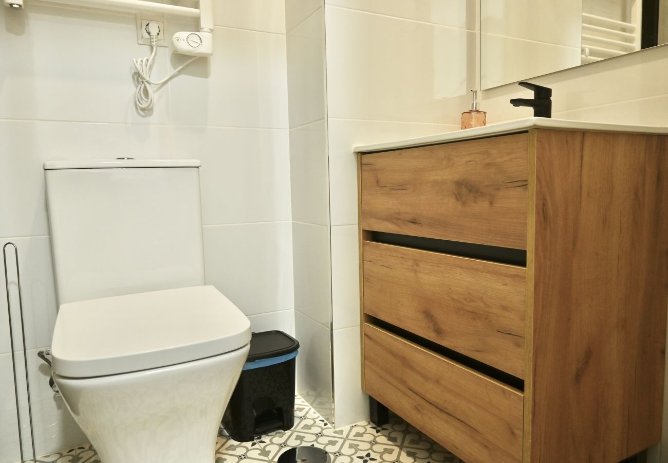 Estudio en Madrid - Encantador Estudio con Cama Doble y Sofá Cama, Patio Compartido MPE35H