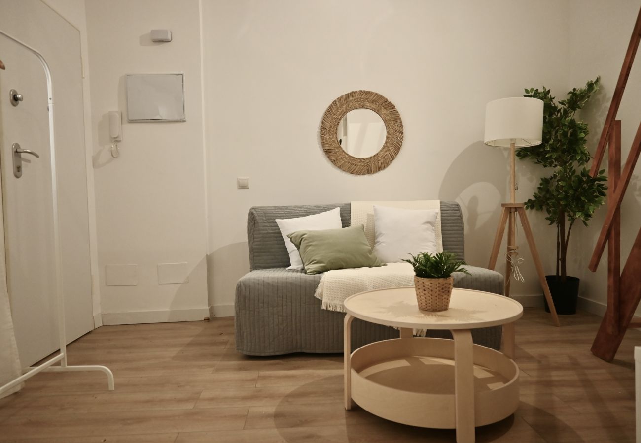 Estudio en Madrid - Encantador Estudio con Cama en Mezanine y Patio Compartido MPE35E