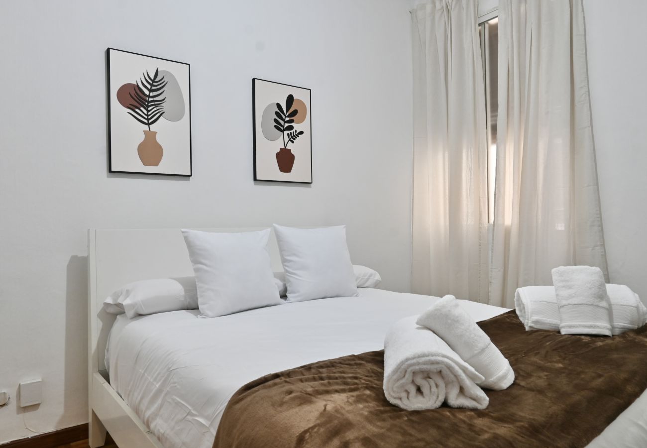 Apartamento en Madrid - Apartamento de Cuatro Dormitorios en el Bohemio Barrio de Malasaña VLD13