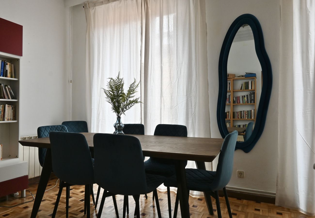 Apartamento en Madrid - Apartamento de Cuatro Dormitorios en el Bohemio Barrio de Malasaña VLD13