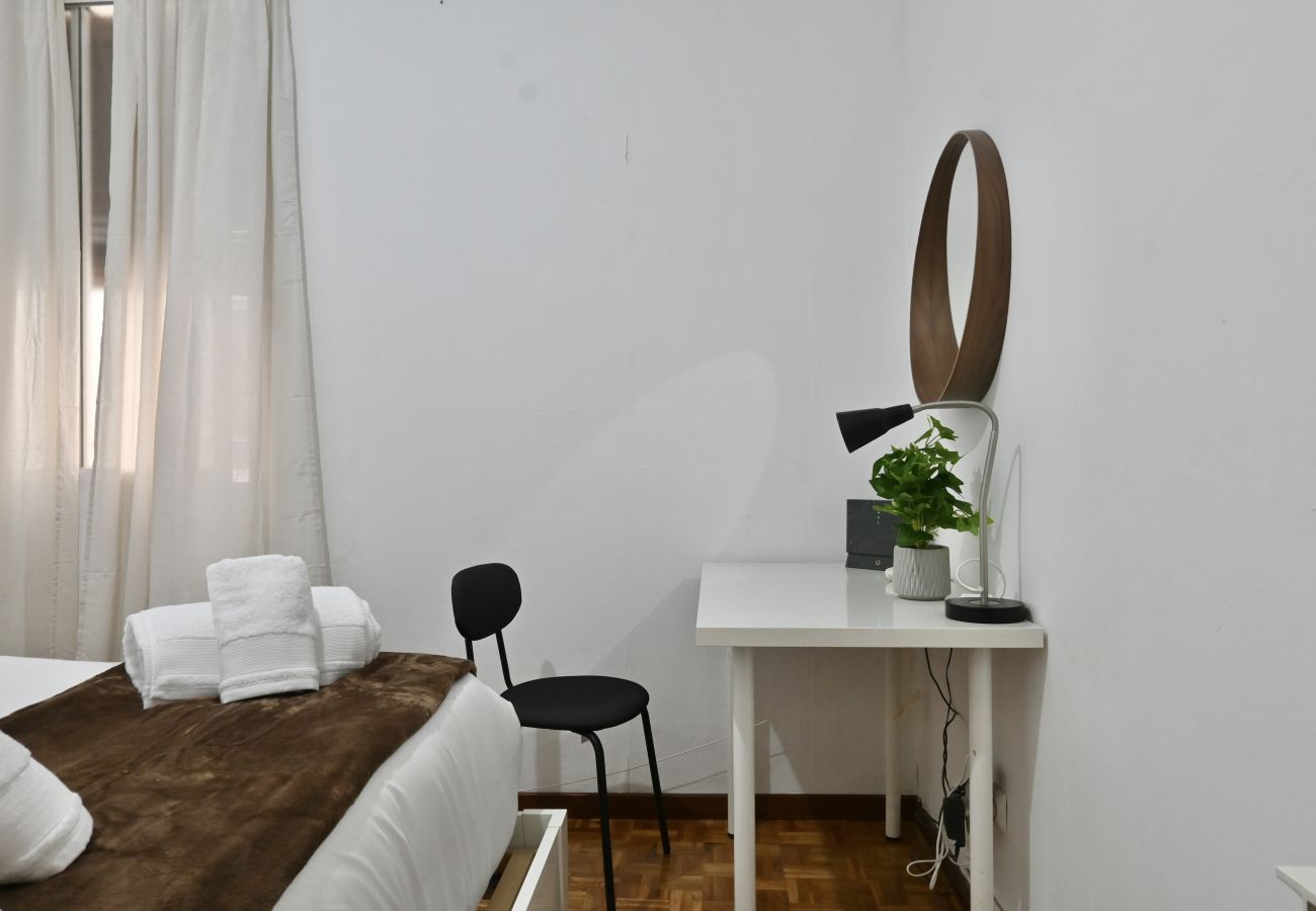 Apartamento en Madrid - Apartamento de Cuatro Dormitorios en el Bohemio Barrio de Malasaña VLD13