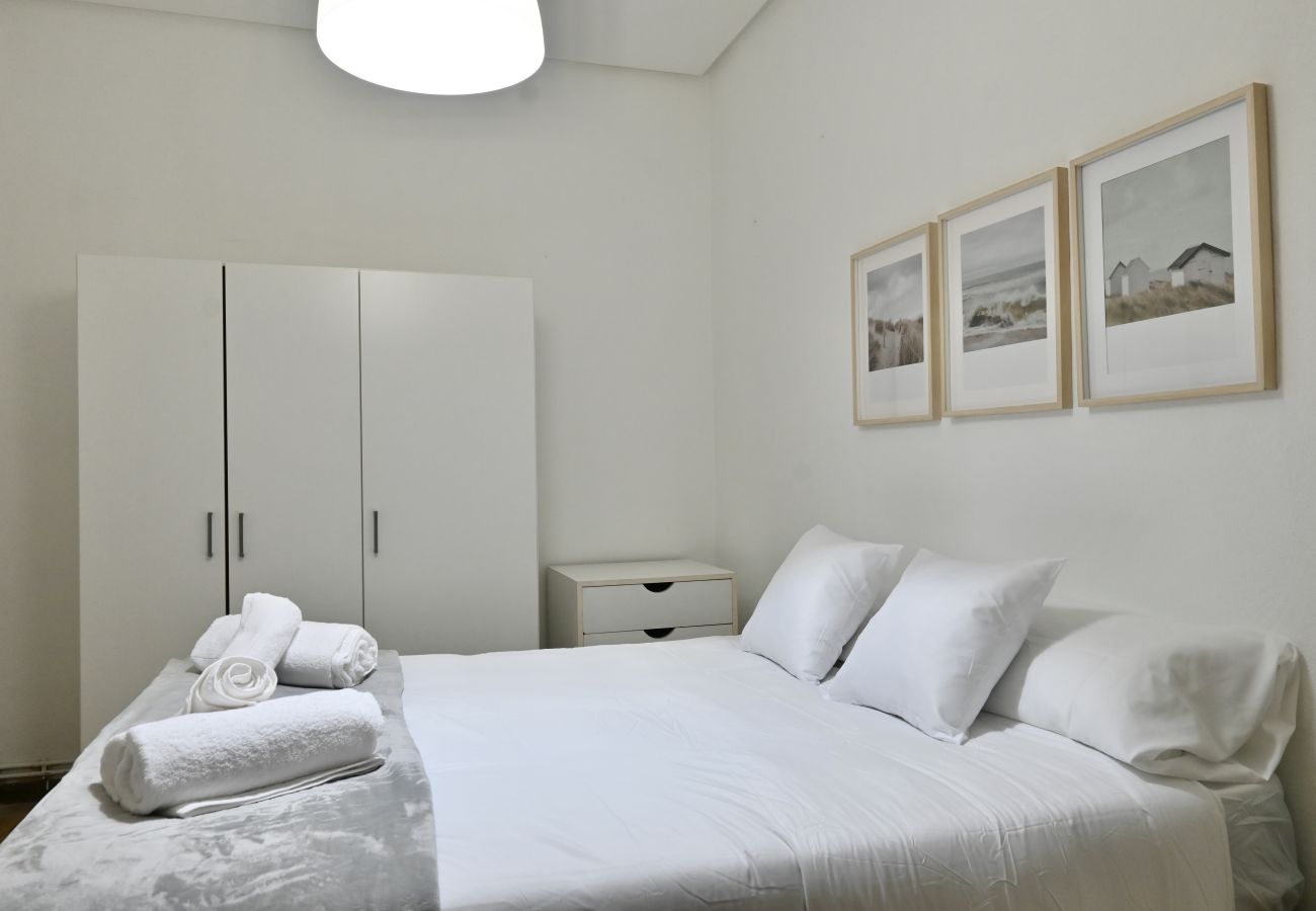 Apartamento en Madrid - Apartamento de Cuatro Dormitorios en el Bohemio Barrio de Malasaña VLD13