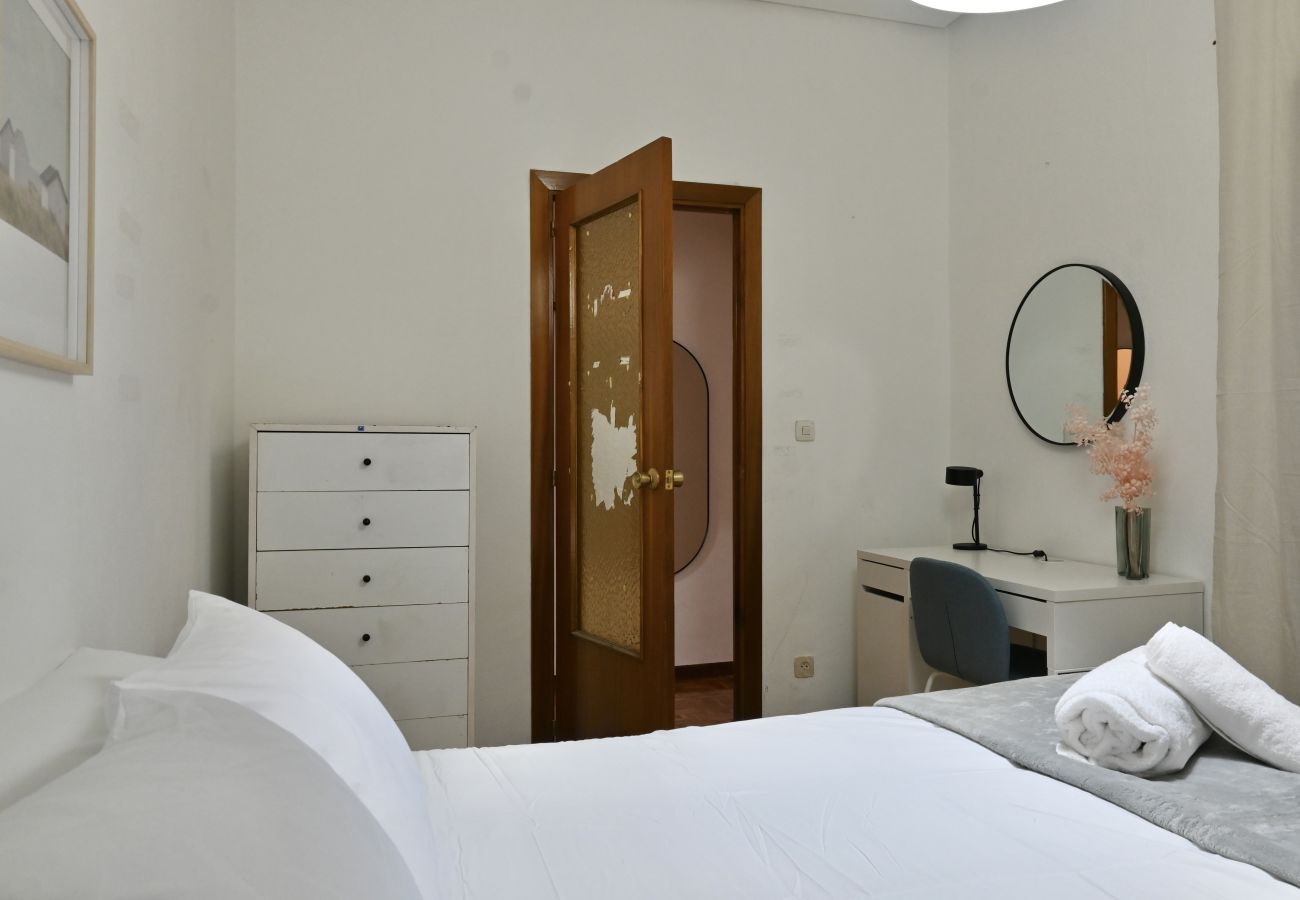 Apartamento en Madrid - Apartamento de Cuatro Dormitorios en el Bohemio Barrio de Malasaña VLD13