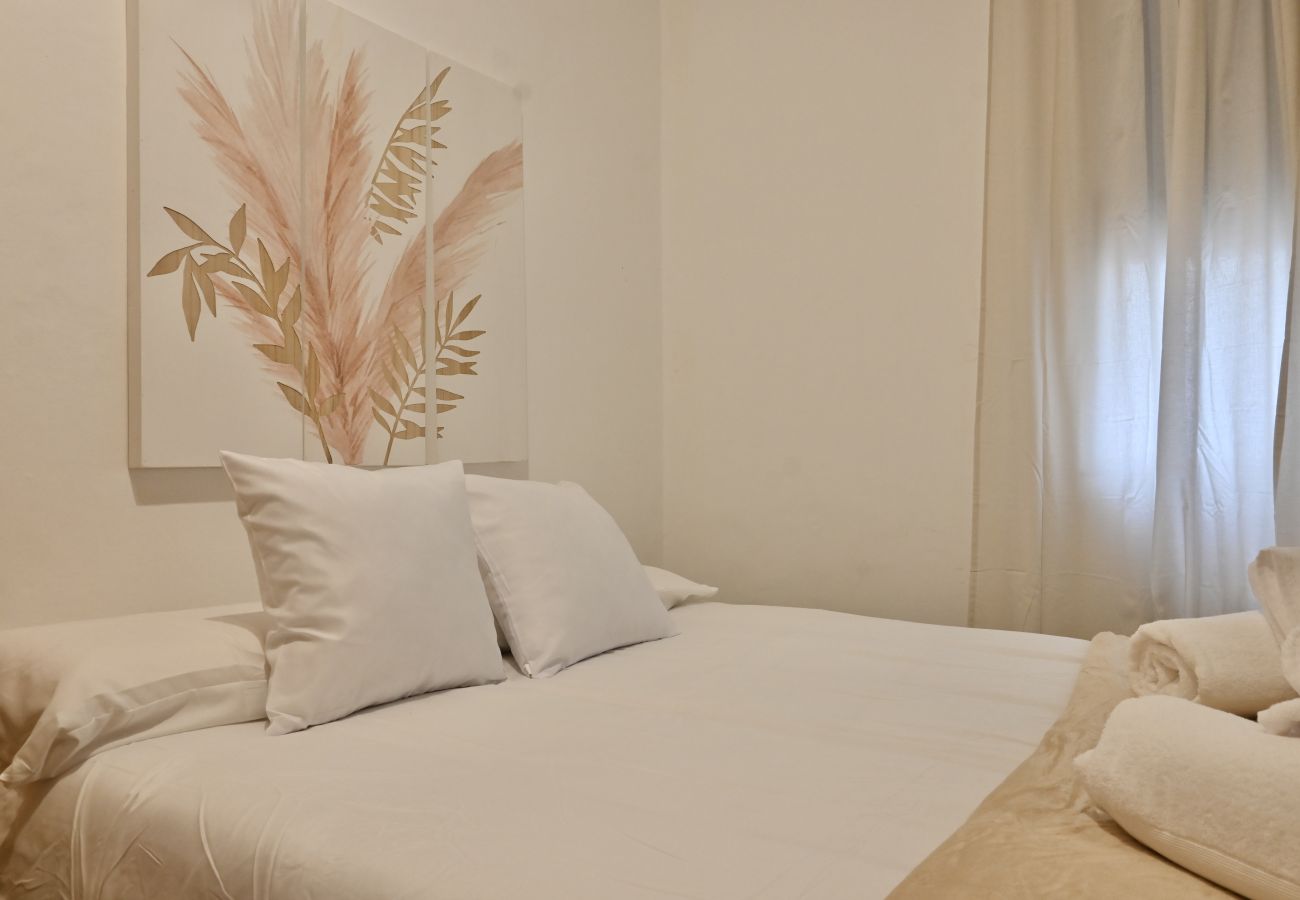 Apartamento en Madrid - Apartamento de Cuatro Dormitorios en el Bohemio Barrio de Malasaña VLD13