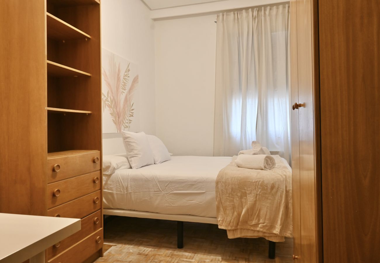 Apartamento en Madrid - Apartamento de Cuatro Dormitorios en el Bohemio Barrio de Malasaña VLD13