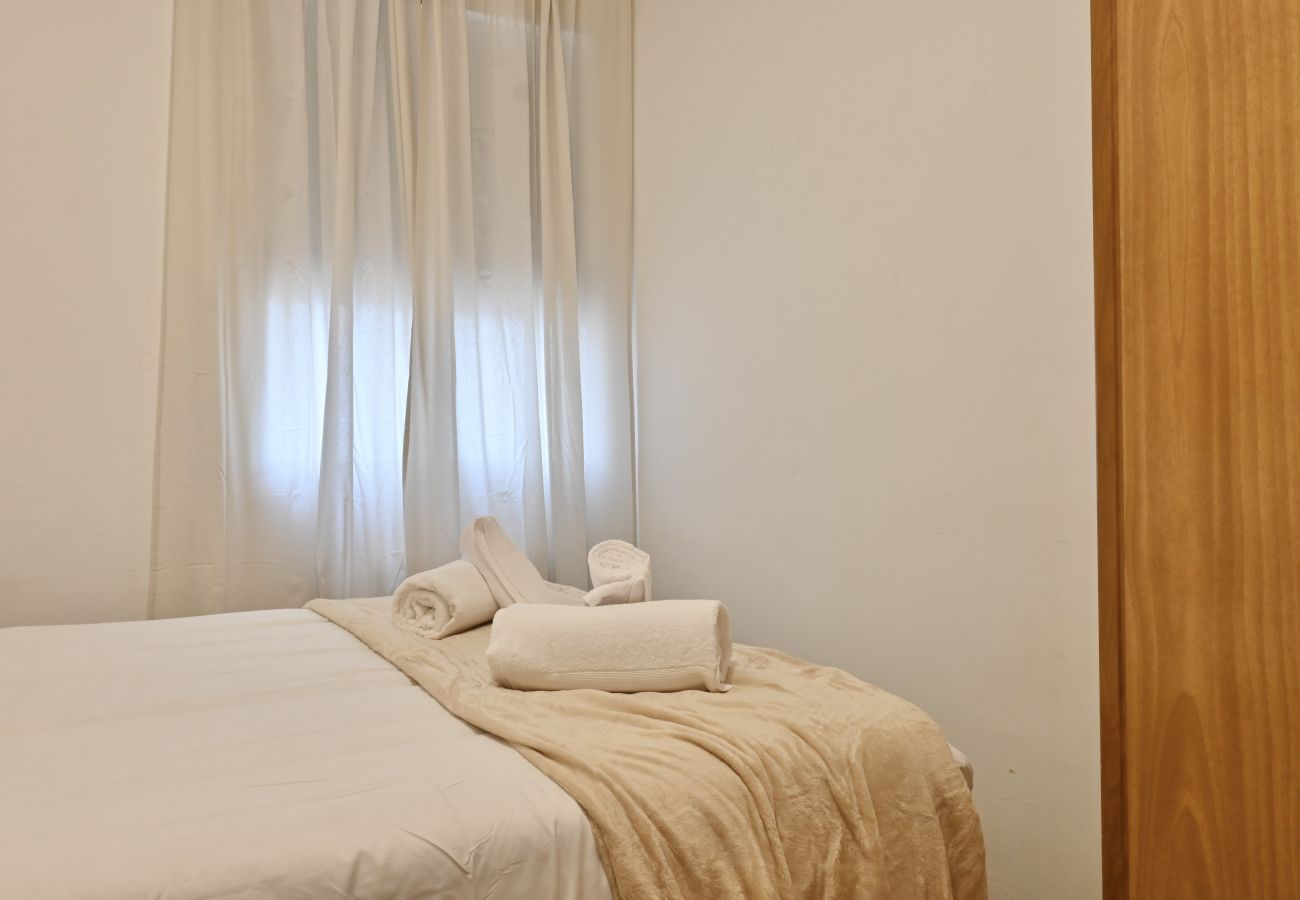 Apartamento en Madrid - Apartamento de Cuatro Dormitorios en el Bohemio Barrio de Malasaña VLD13