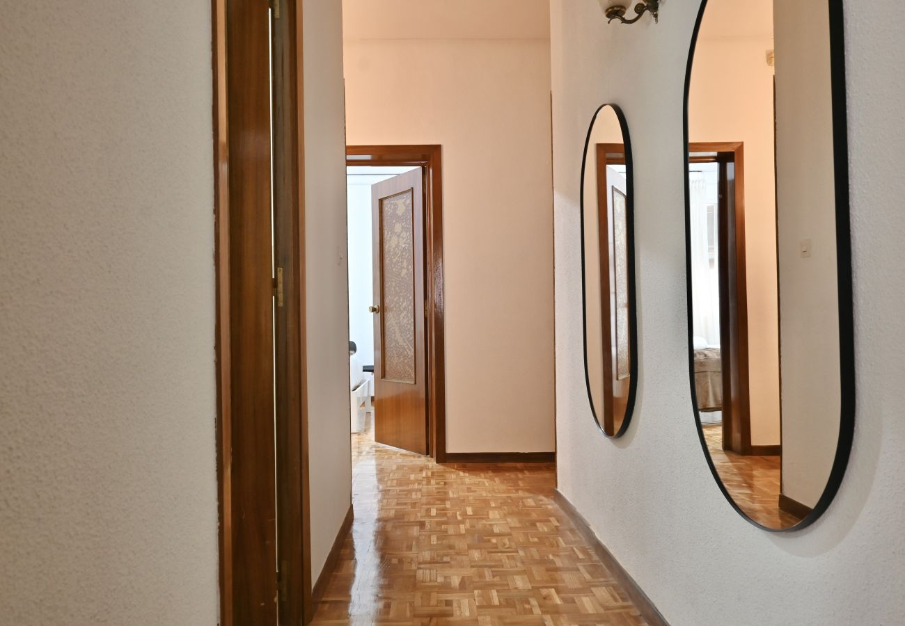 Apartamento en Madrid - Apartamento de Cuatro Dormitorios en el Bohemio Barrio de Malasaña VLD13