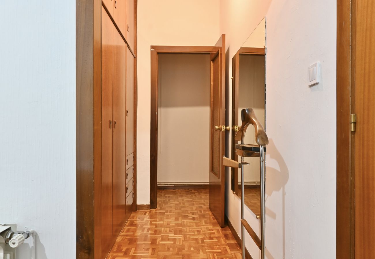 Apartamento en Madrid - Apartamento de Cuatro Dormitorios en el Bohemio Barrio de Malasaña VLD13