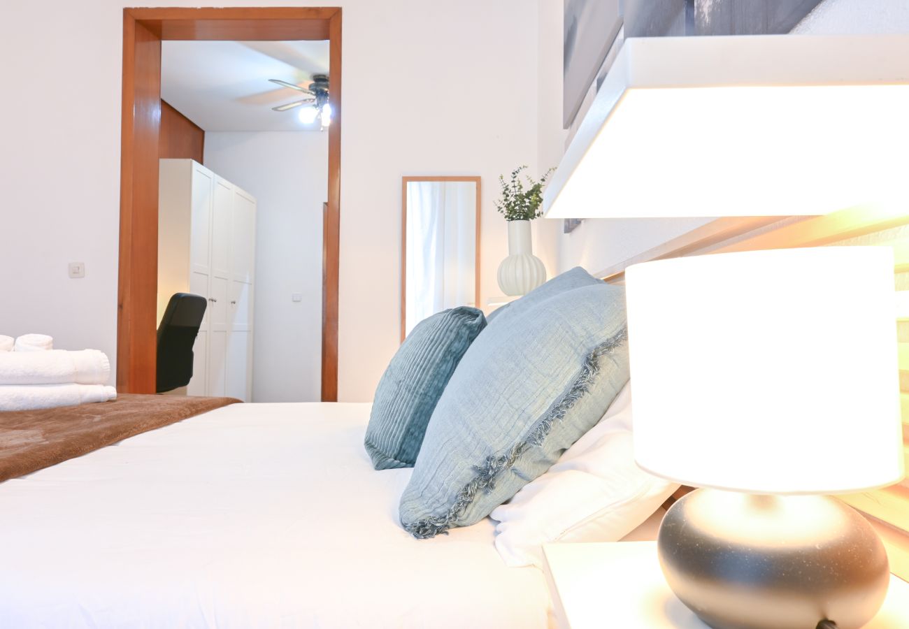 Apartamento en Madrid - Apartamento de Cuatro Dormitorios en el Bohemio Barrio de Malasaña VLD13