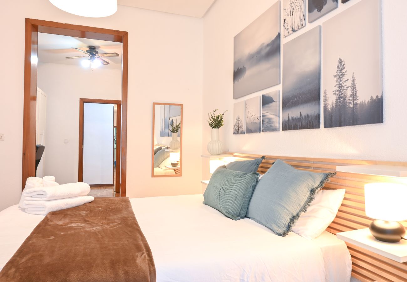 Apartamento en Madrid - Apartamento de Cuatro Dormitorios en el Bohemio Barrio de Malasaña VLD13