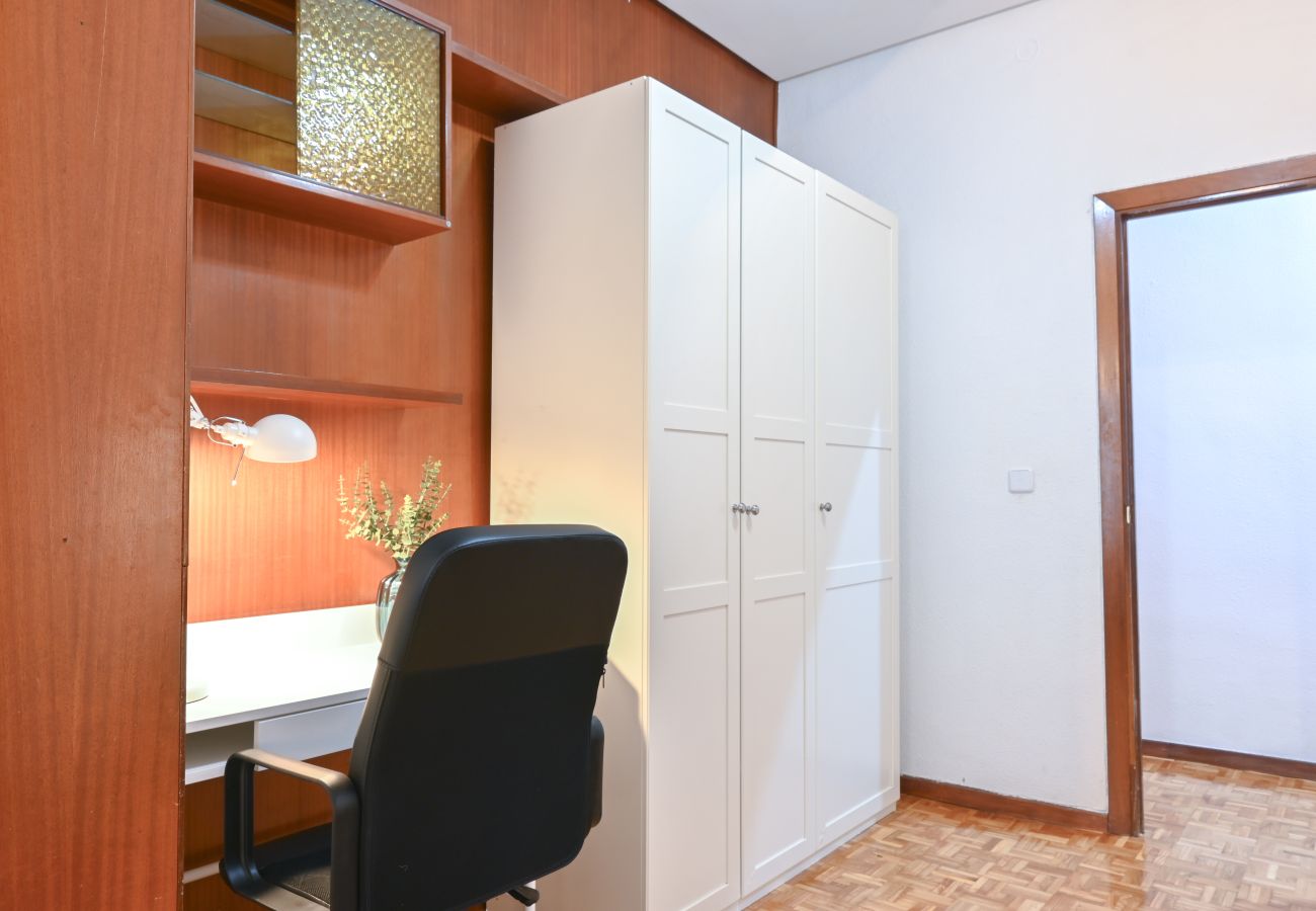 Apartamento en Madrid - Apartamento de Cuatro Dormitorios en el Bohemio Barrio de Malasaña VLD13