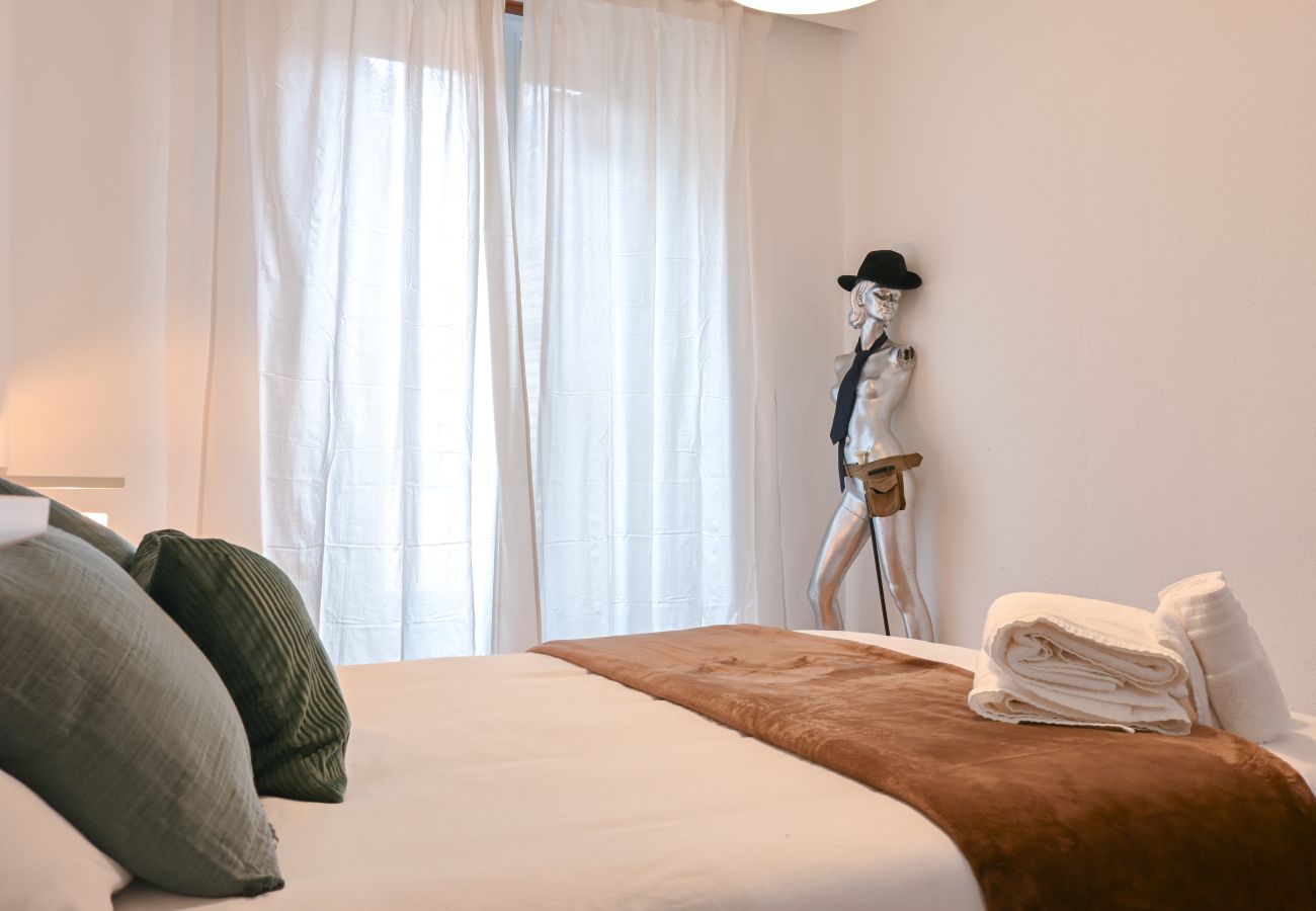 Apartamento en Madrid - Apartamento de Cuatro Dormitorios en el Bohemio Barrio de Malasaña VLD13