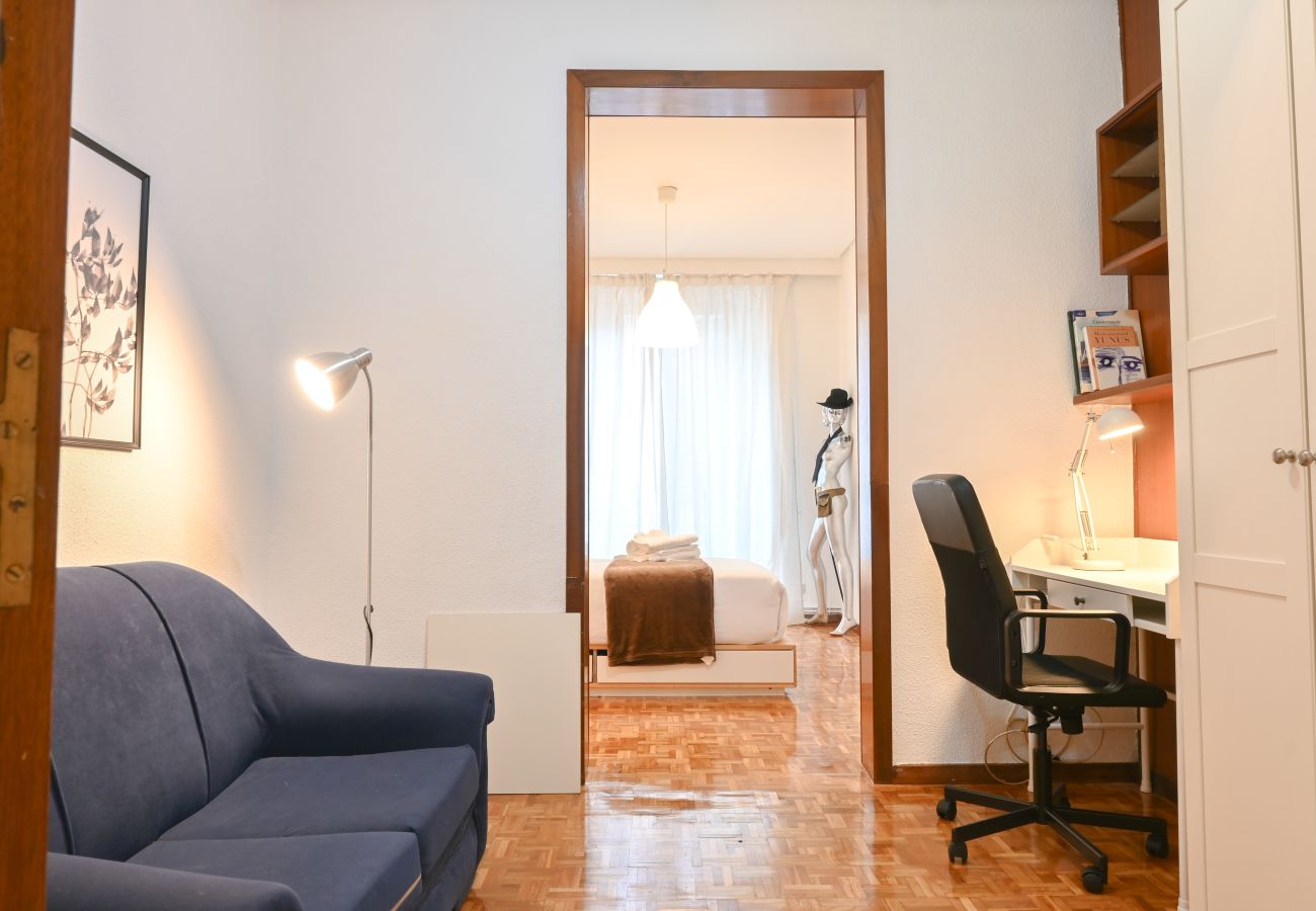 Apartamento en Madrid - Apartamento de Cuatro Dormitorios en el Bohemio Barrio de Malasaña VLD13