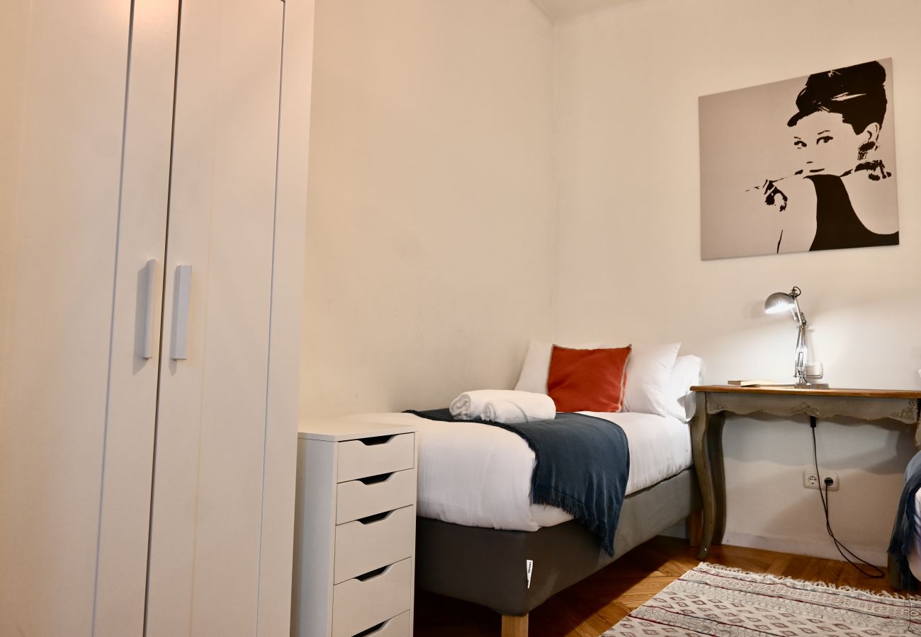 Apartamento en Madrid - M (CUB23) Céntrica y amplia vivienda de 3 dormitorios en las Cortes