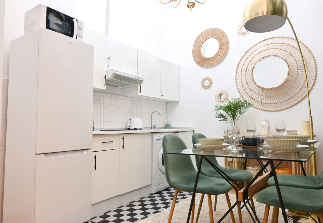 Apartamento en Madrid - Vive la vida madrileña! Acogedora vivienda de 2 dormitorios a solo unos minutos de Puerta del Sol en Madrid