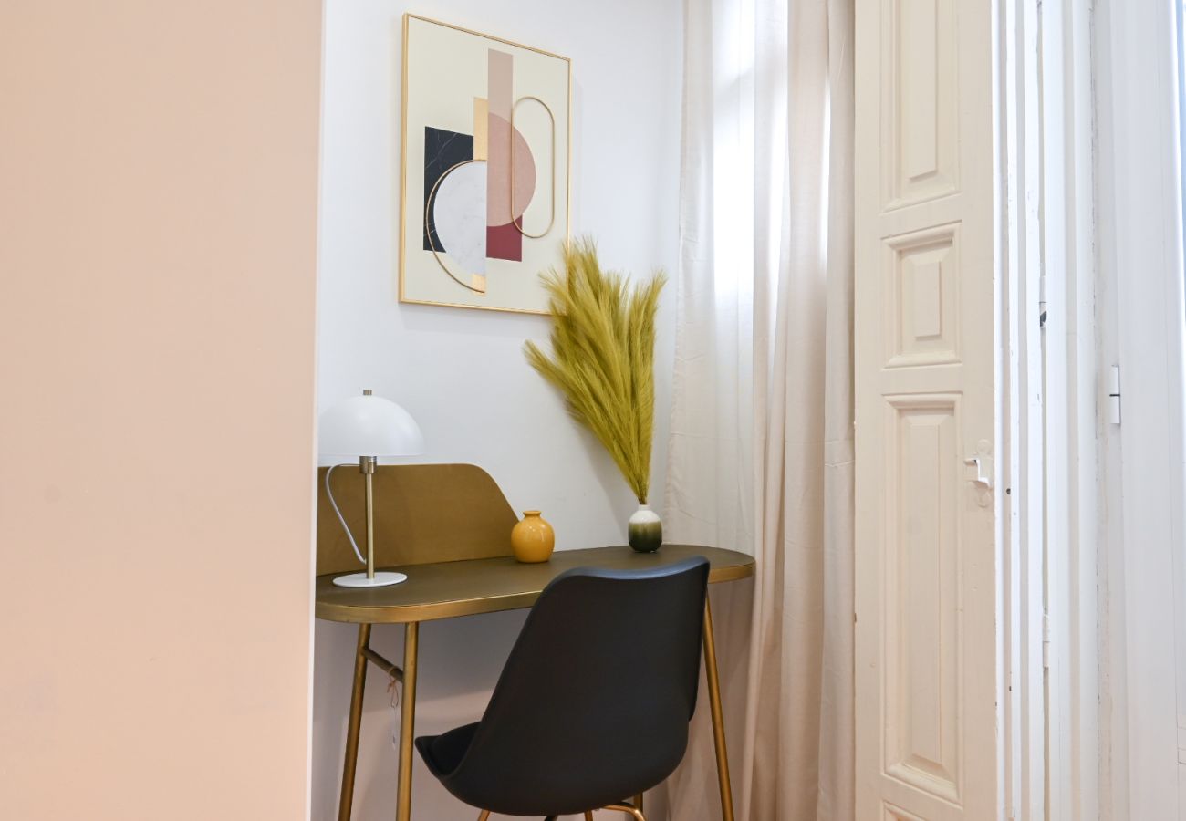 Apartamento en Madrid - Vive la vida madrileña! Acogedora vivienda de 2 dormitorios a solo unos minutos de Puerta del Sol en Madrid