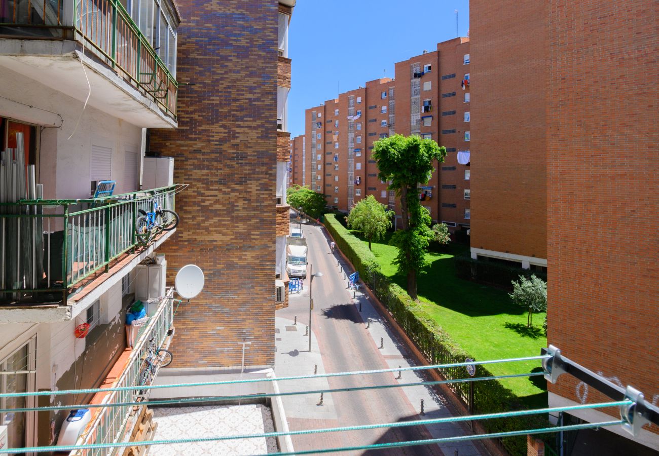 Alquiler por habitaciones en Madrid - Acogedora habitación con cama doble cerca al Polideportivo Los Cantos en Alcorcón SAP35A