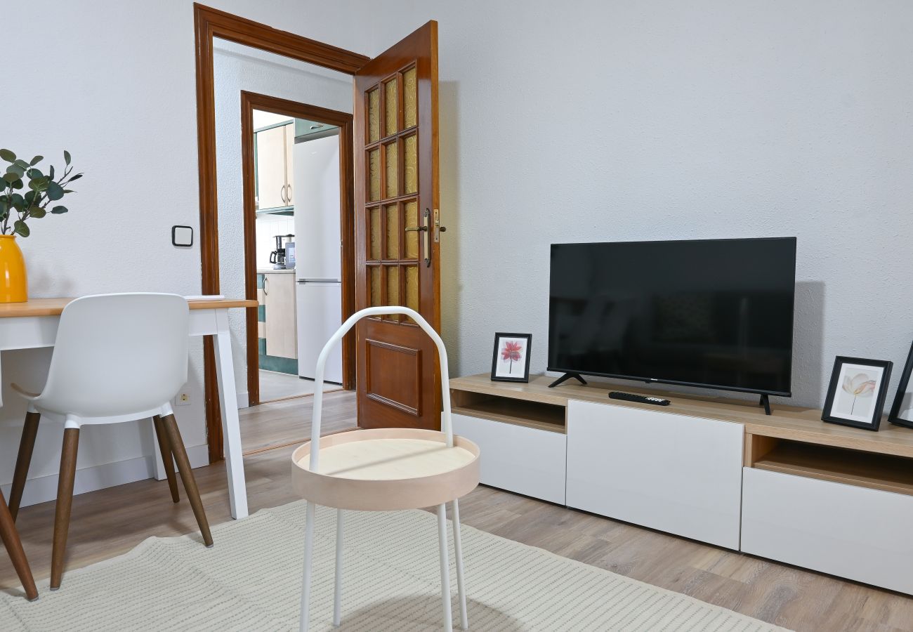 Apartamento en Madrid - Linda Vivienda de tres dormitorios en Vallecas PEI444B