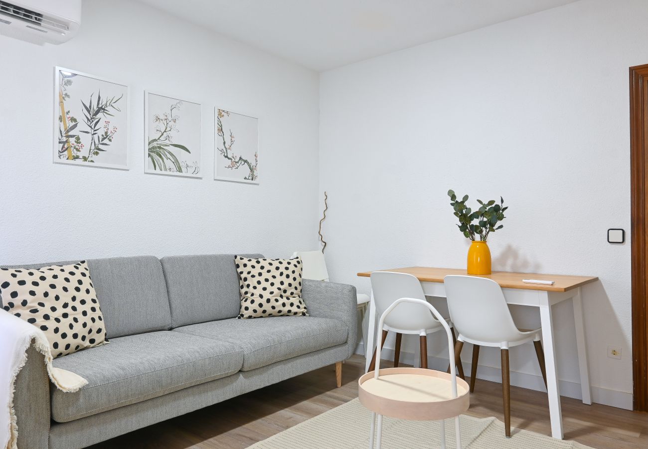 Apartamento en Madrid - Linda Vivienda de tres dormitorios en Vallecas PEI444B