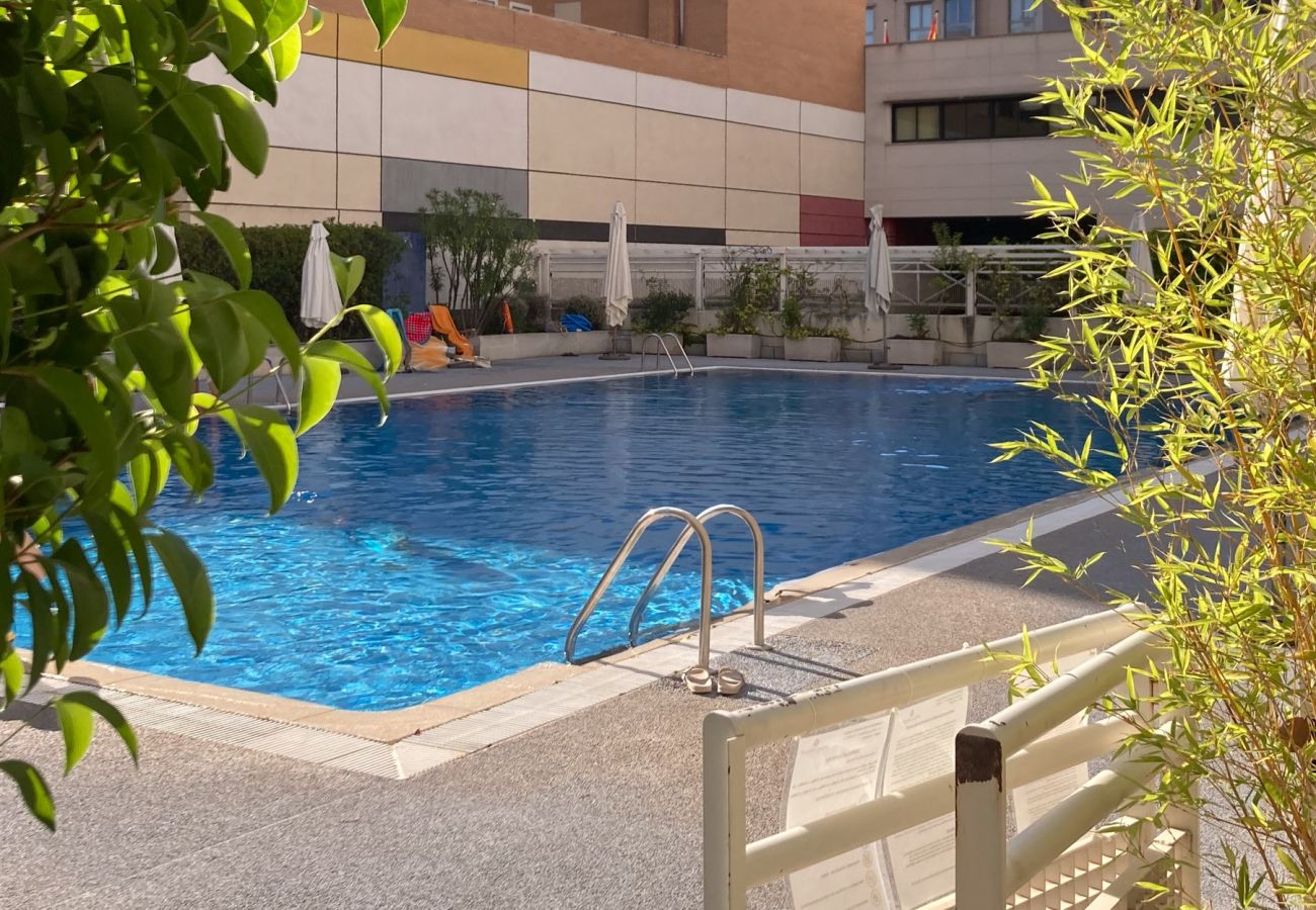 Apartamento en Madrid - Moderno Apartamento Familiar con Terraza y Piscina en Madrid SOD1 