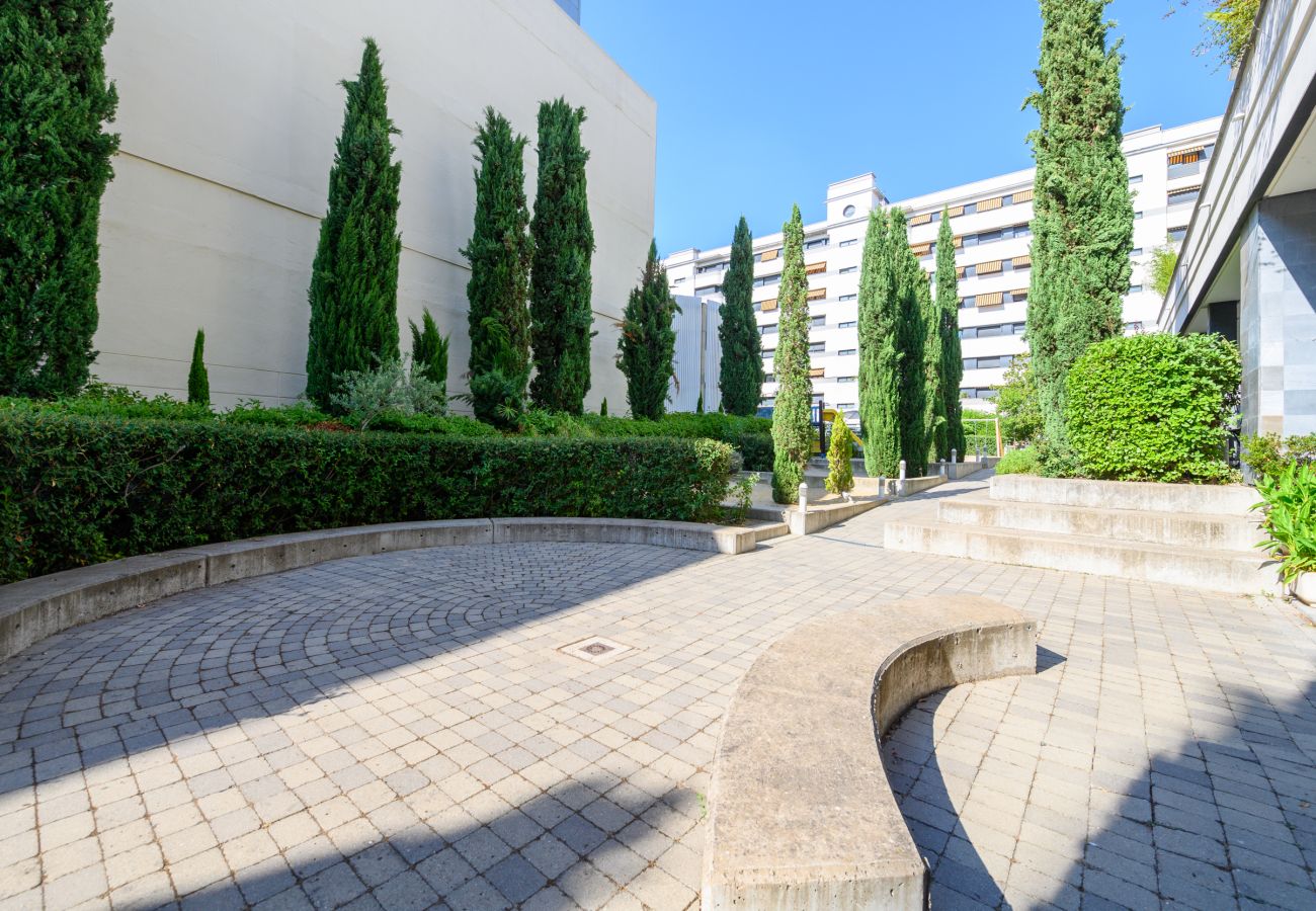 Apartamento en Madrid - Moderno Apartamento Familiar con Terraza y Piscina en Madrid SOD1 