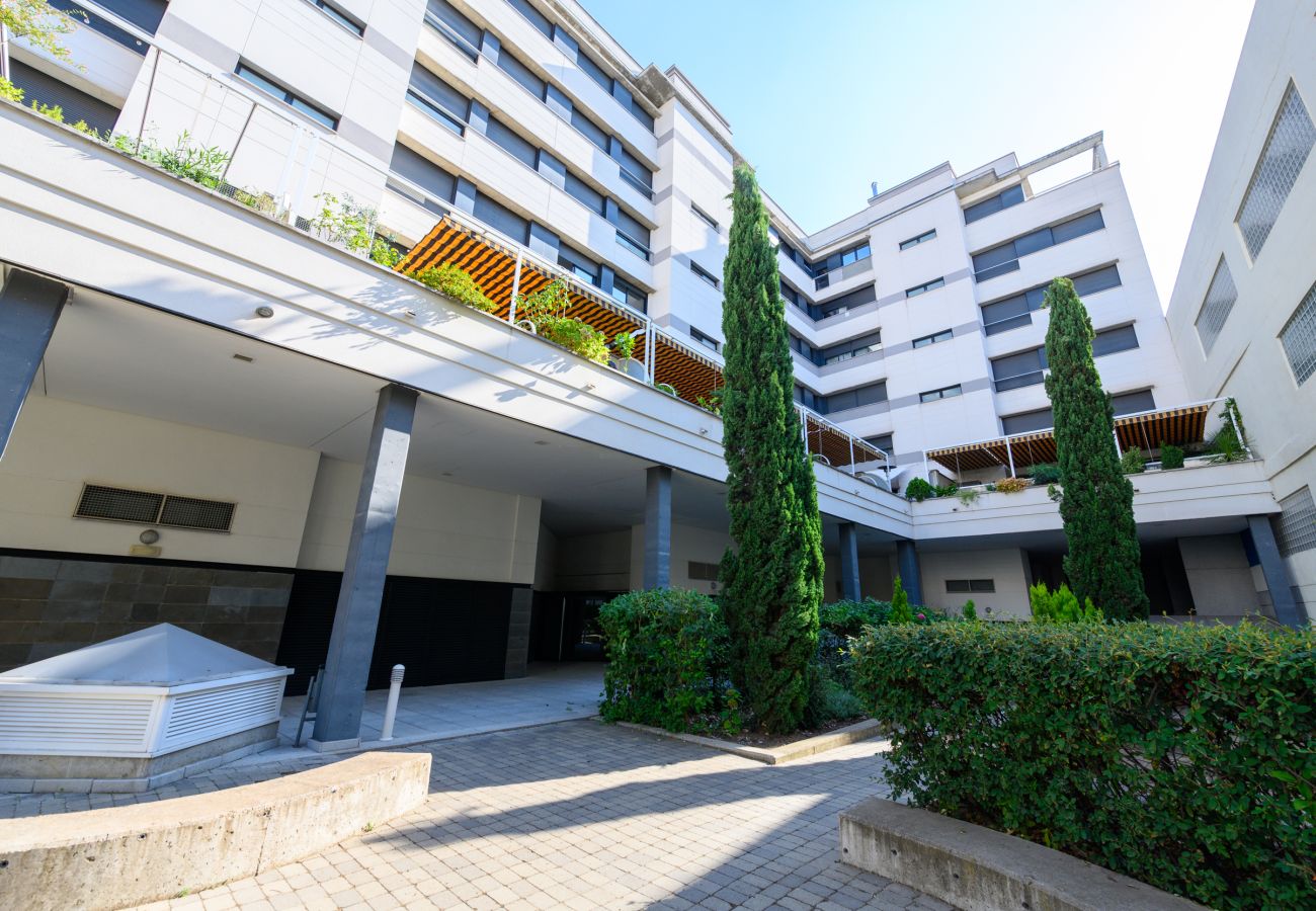 Apartamento en Madrid - Moderno Apartamento Familiar con Terraza y Piscina en Madrid SOD1 