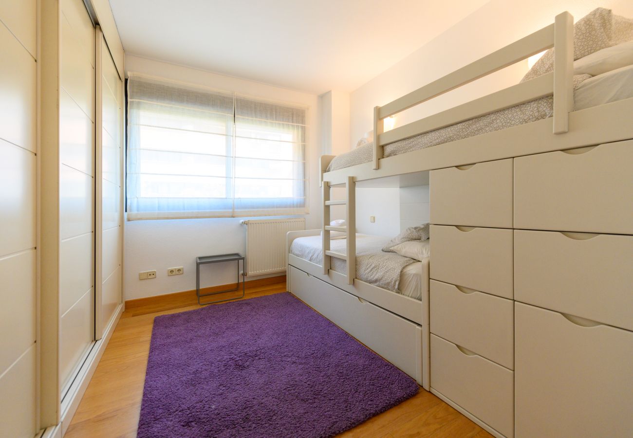 Apartamento en Madrid - Moderno Apartamento Familiar con Terraza y Piscina en Madrid SOD1 