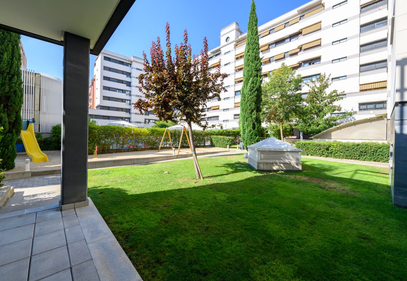 Apartamento en Madrid - Moderno Apartamento Familiar con Terraza y Piscina en Madrid SOD1 