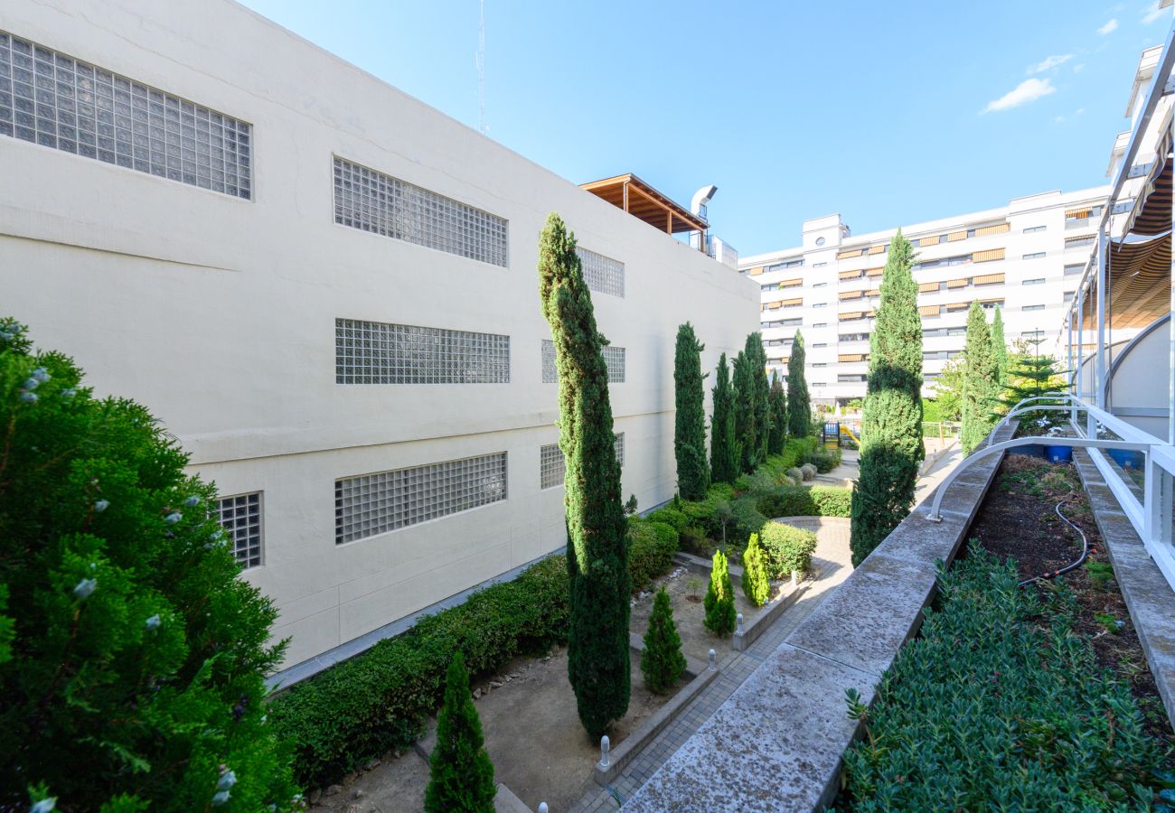 Apartamento en Madrid - Moderno Apartamento Familiar con Terraza y Piscina en Madrid SOD1 