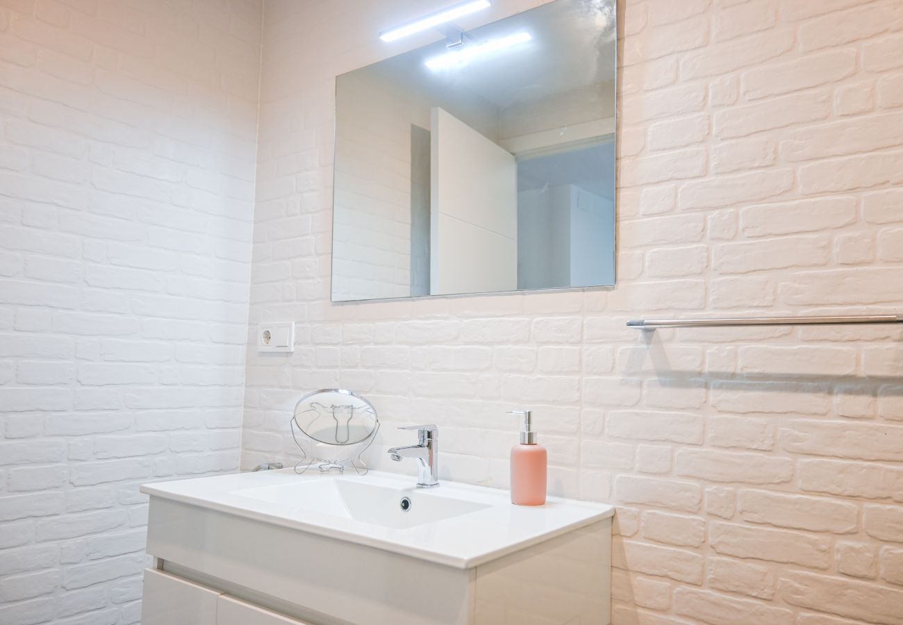 Apartamento en Madrid - M (SEN169) Amplio Apartamento con Balcón en Calle Santa Engracia, Chamberí  