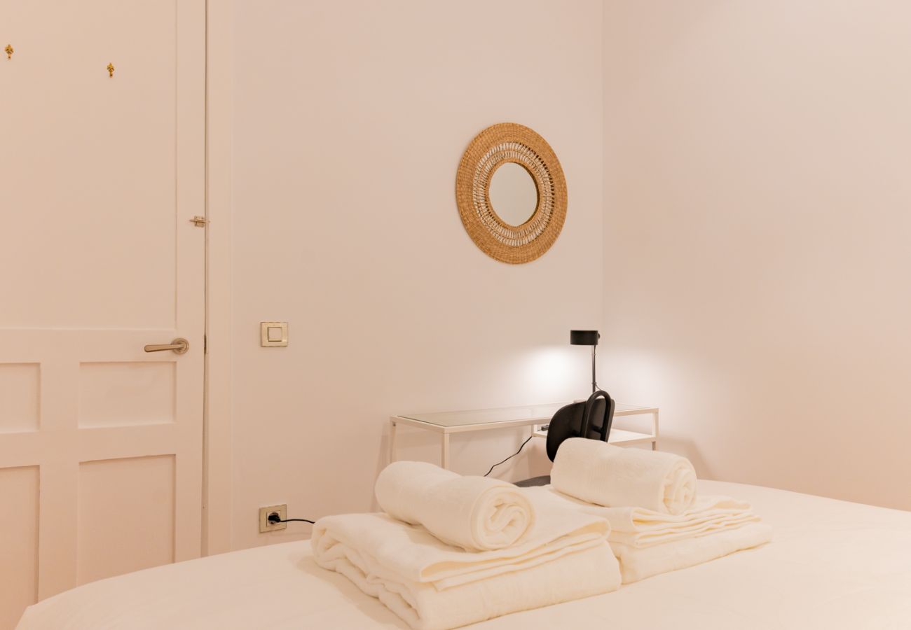 Apartamento en Madrid - Elegante y luminoso piso en el corazón de Chamberí: Con balcones y amplios espacios