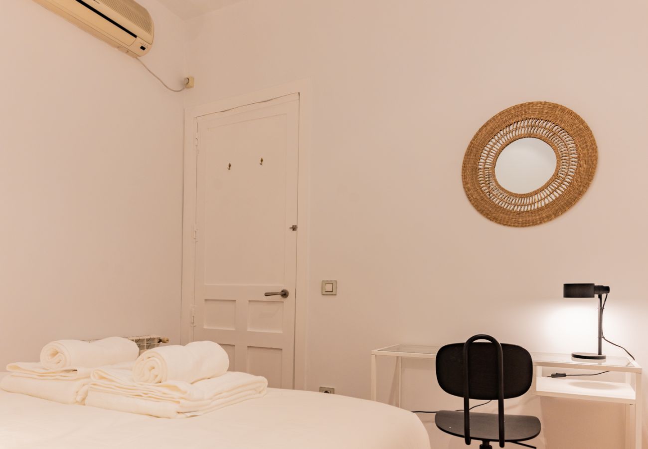 Apartamento en Madrid - Elegante y luminoso piso en el corazón de Chamberí: Con balcones y amplios espacios