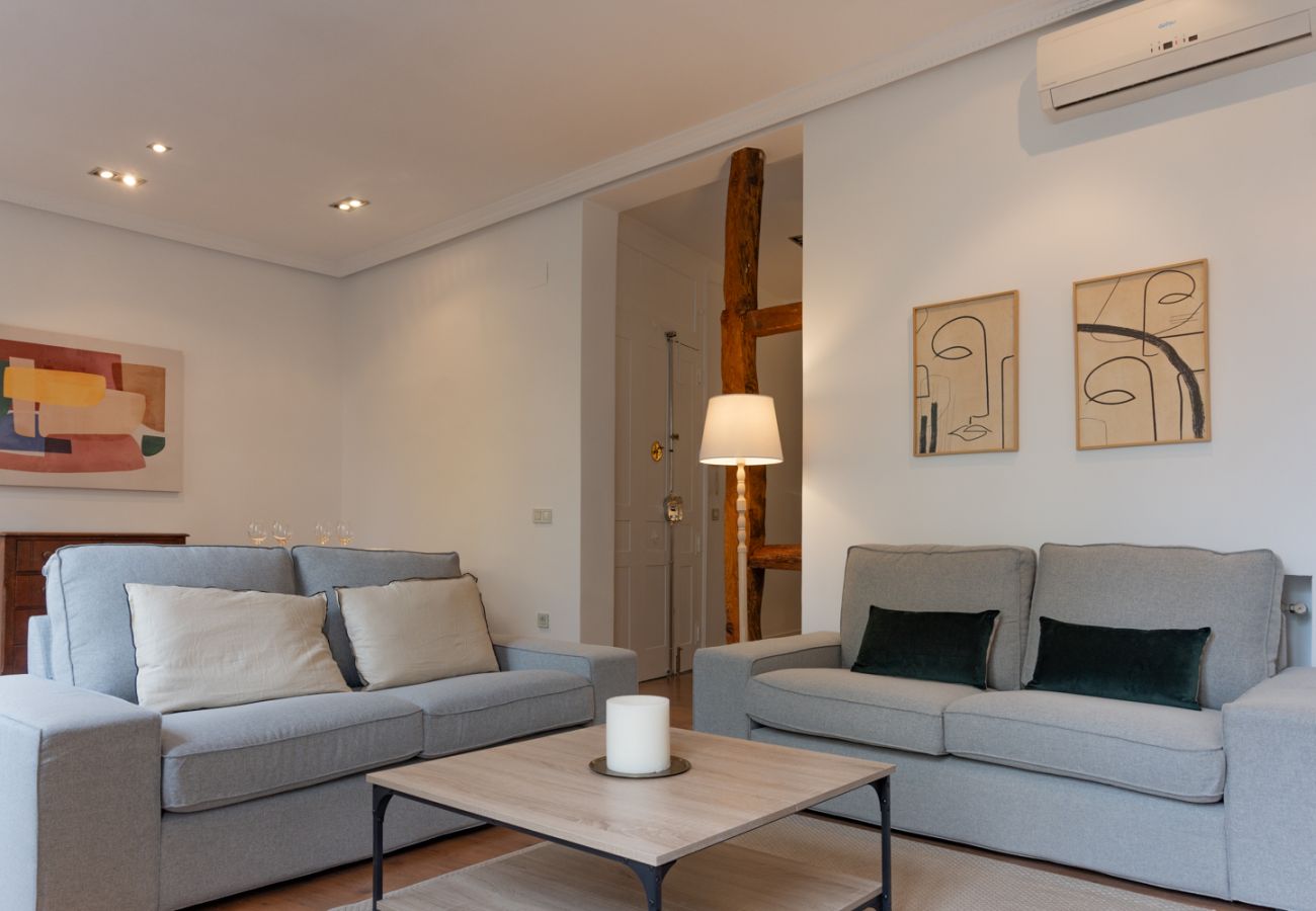 Apartamento en Madrid - Elegante y luminoso piso en el corazón de Chamberí: Con balcones y amplios espacios