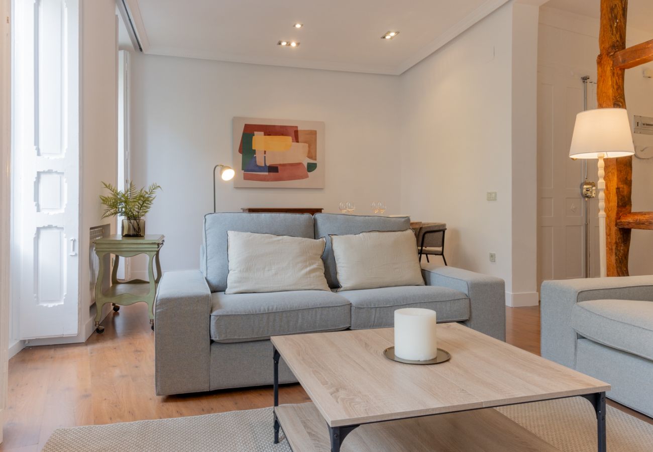 Apartamento en Madrid - Elegante y luminoso piso en el corazón de Chamberí: Con balcones y amplios espacios