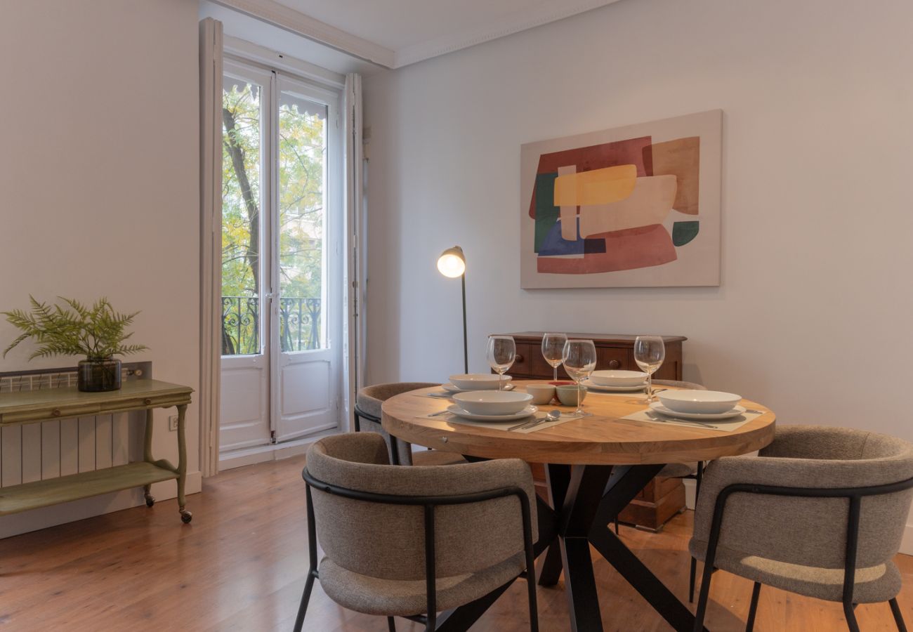 Apartamento en Madrid - Elegante y luminoso piso en el corazón de Chamberí: Con balcones y amplios espacios