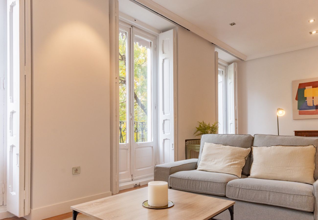 Apartamento en Madrid - Elegante y luminoso piso en el corazón de Chamberí: Con balcones y amplios espacios