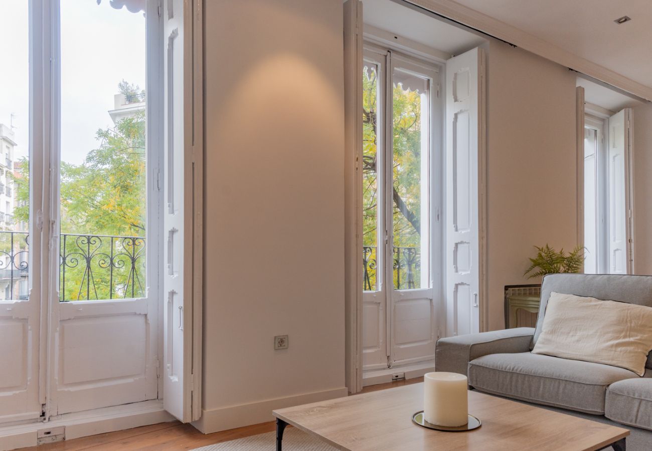 Apartamento en Madrid - Elegante y luminoso piso en el corazón de Chamberí: Con balcones y amplios espacios