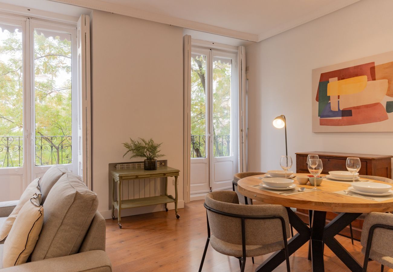 Apartamento en Madrid - Elegante y luminoso piso en el corazón de Chamberí: Con balcones y amplios espacios