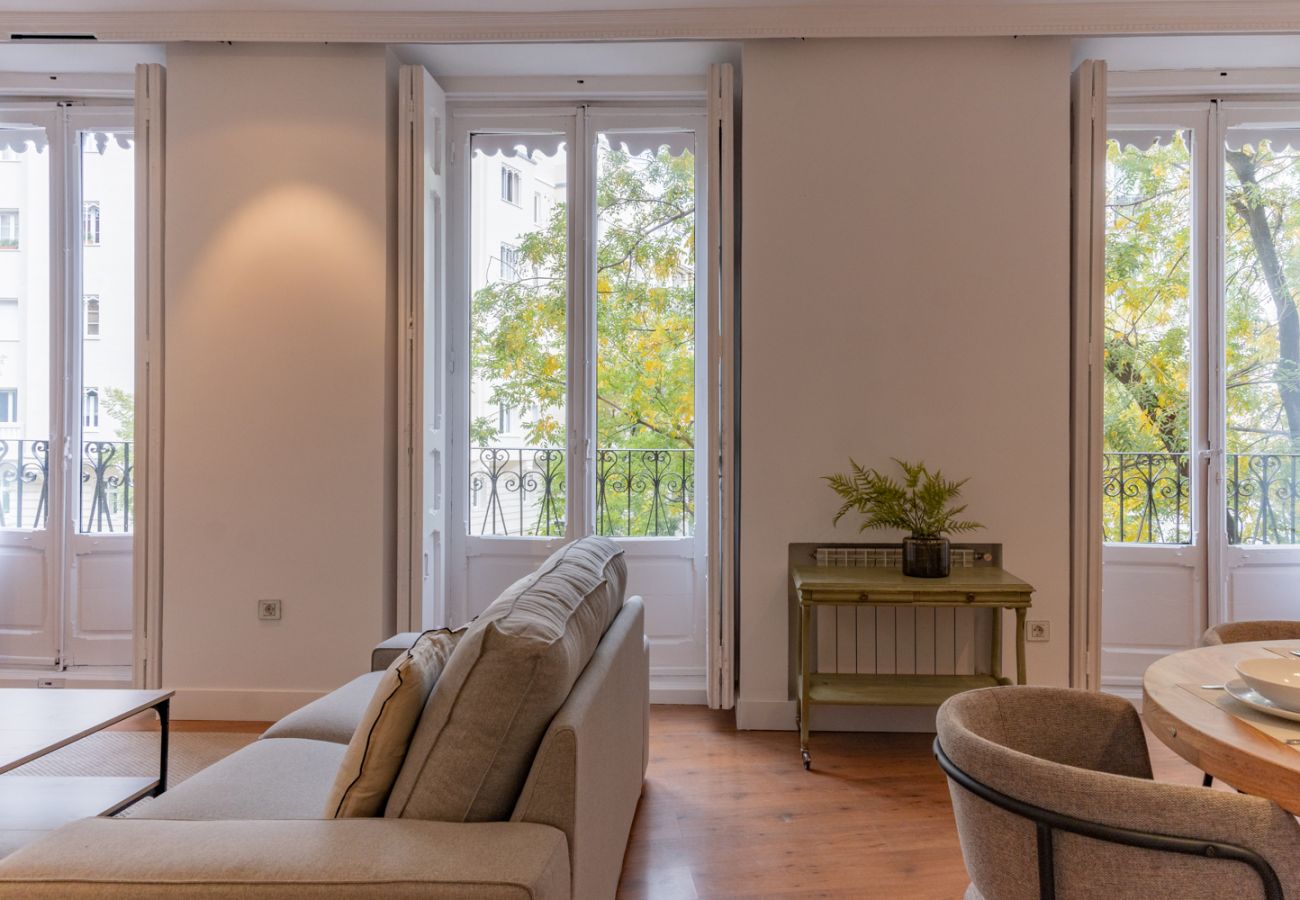 Apartamento en Madrid - Elegante y luminoso piso en el corazón de Chamberí: Con balcones y amplios espacios