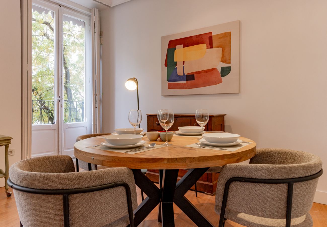 Apartamento en Madrid - Elegante y luminoso piso en el corazón de Chamberí: Con balcones y amplios espacios