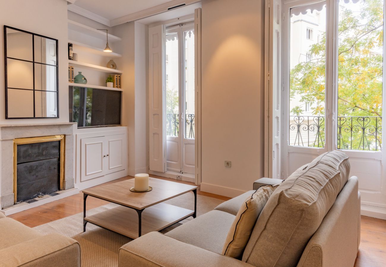 Apartamento en Madrid - Elegante y luminoso piso en el corazón de Chamberí: Con balcones y amplios espacios