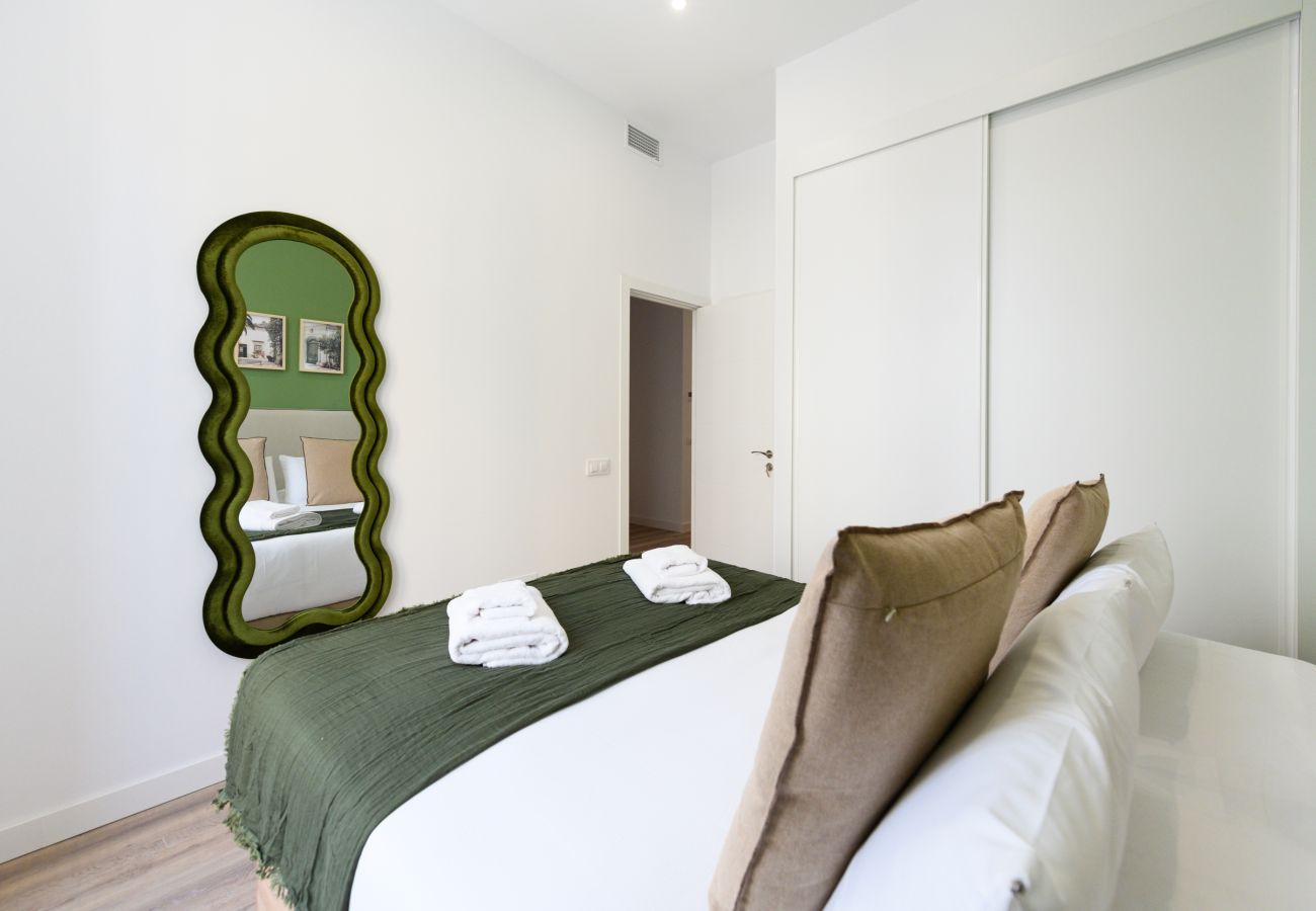 Apartamento en Madrid - Elegancia y Funcionalidad en San Bernardo: Piso con Baños en Suite