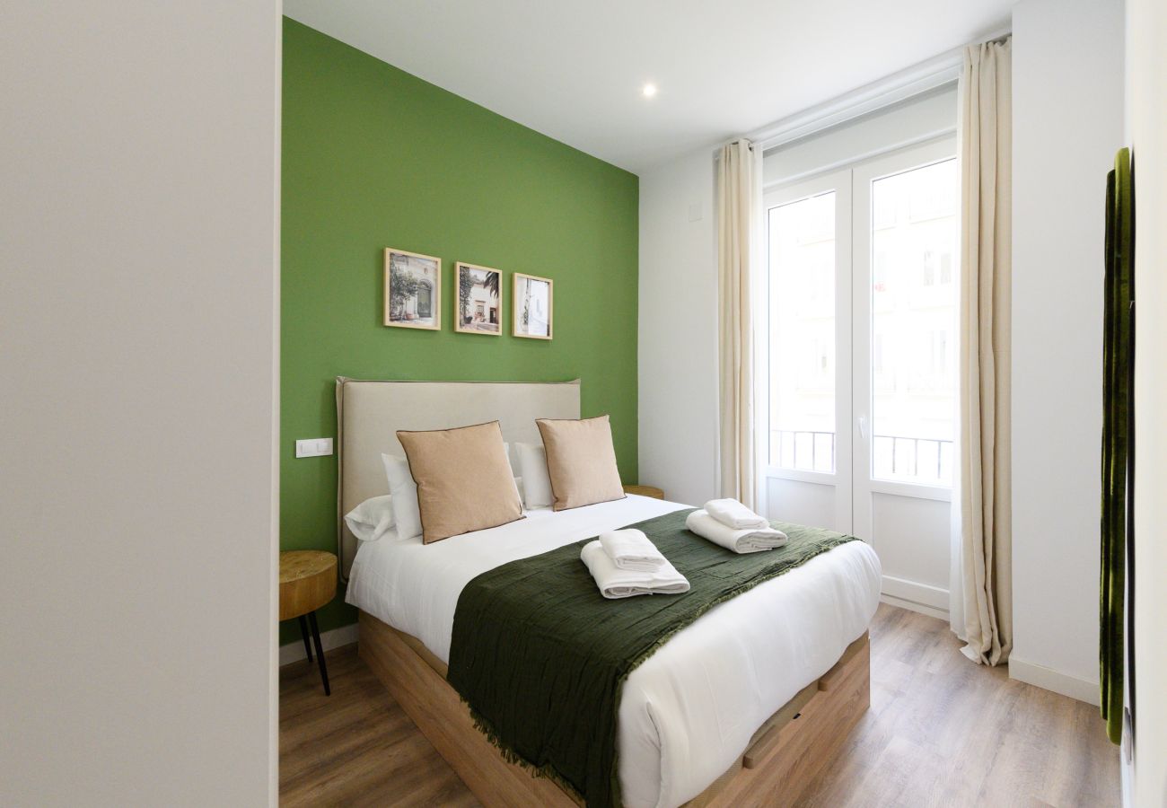 Apartamento en Madrid - Elegancia y Funcionalidad en San Bernardo: Piso con Baños en Suite