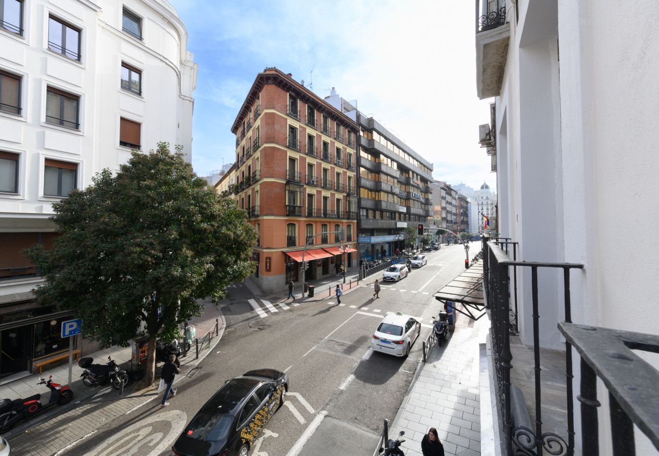 Apartamento en Madrid - Elegancia y Funcionalidad en San Bernardo: Piso con Baños en Suite