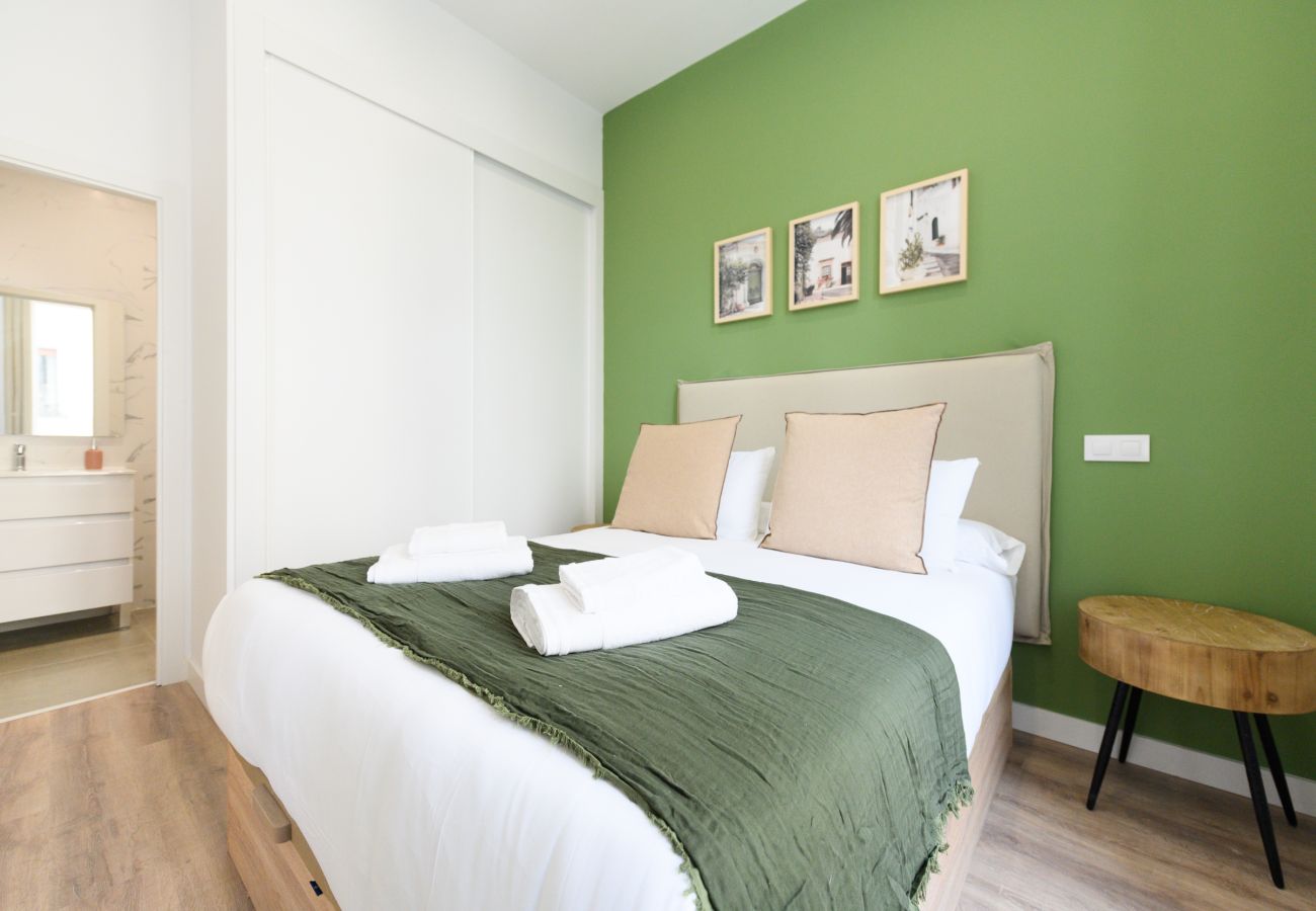 Apartamento en Madrid - Elegancia y Funcionalidad en San Bernardo: Piso con Baños en Suite